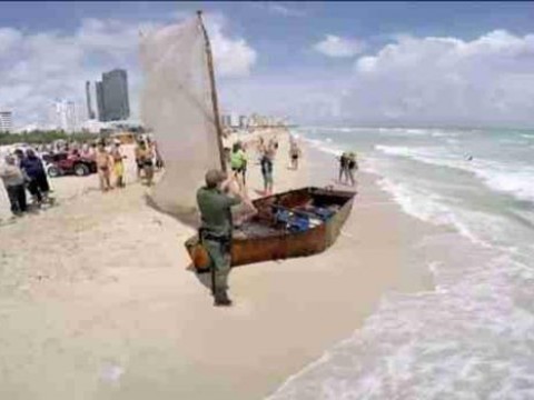 Detienen a 26 cubanos llegados en una balsa a una exclusiva isla de Miami