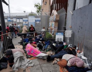 California investiga la llegada de 16 migrantes en un avi&oacute;n privado desde Texas