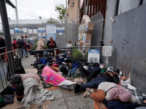 California investiga la llegada de 16 migrantes en un avi&oacute;n privado desde Texas