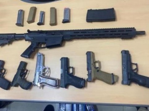 Detienen a tres j&oacute;venes en Nueva York por tr&aacute;fico de armas hacia RD
