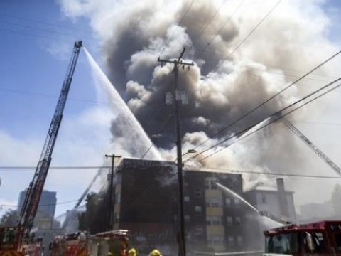 Rescatan a m&aacute;s de una docena de personas de incendio en Portland