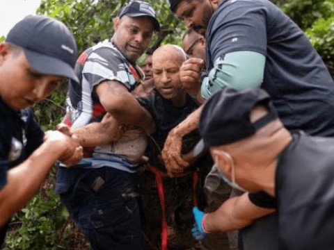 Vivo de milagro: rescatan a hombre que qued&oacute; enterrado en lodo tras paso de Fiona por PR