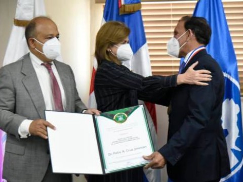 Dr. Cruz Jimini&aacute;n recibe el Premio Nacional de la Magistratura
