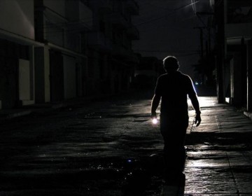 Tres apagones masivos en nueve d&iacute;as: el largo problema energ&eacute;tico de Cuba