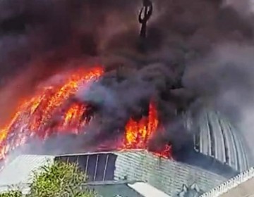 C&uacute;pula gigante se derrumba cuando el fuego envuelve una mezquita en Indonesia