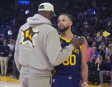 Curry suma 32 puntos y los Warriors derrotan a Lakers, que jugaron sin LeBron