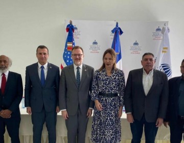 Cultura recibe de la Embajada de los Estados Unidos 21 piezas ta&iacute;nas incautadas por el FBI