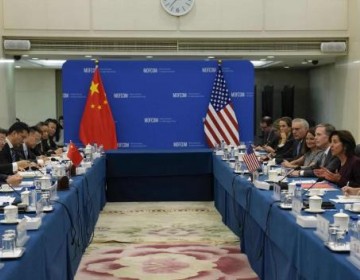 China pide un "buen entorno pol&iacute;tico" con EE.UU. en la reuni&oacute;n entre Wang y Raimondo