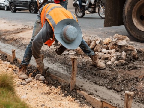 Alcald&iacute;a del DN avanza en construcci&oacute;n de aceras y contenes