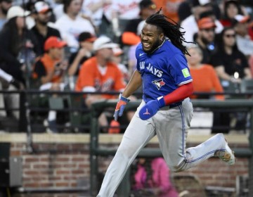 Varsho aporta con el bate y en defensiva en triunfo de Azulejos sobre Orioles en 10 innings