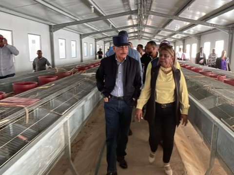 Danilo Medina pide a mujeres productoras votar por Abel Mart&iacute;nez