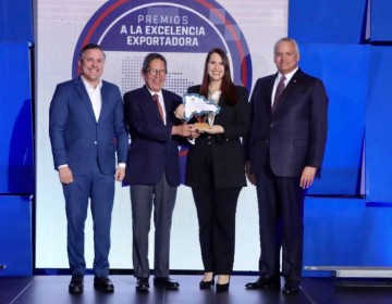 Angie Mart&iacute;nez gana Premio a la Excelencia Exportadora "Embajadora Destacada 2022"