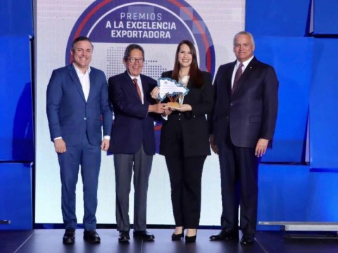 Angie Mart&iacute;nez gana Premio a la Excelencia Exportadora "Embajadora Destacada 2022"