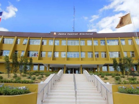 JCE eval&uacute;a una tercera pr&oacute;rroga para depositar candidaturas municipales