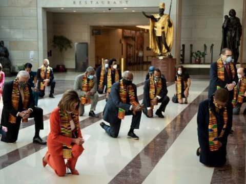 Dem&oacute;cratas se arrodillan durante casi 9 minutos en Congreso en honor a Floyd