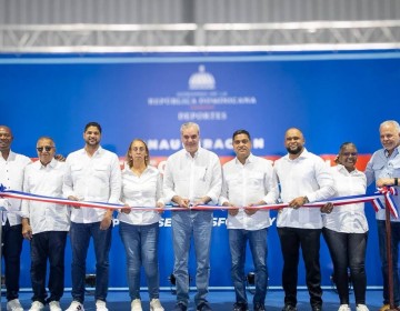 Presidente Luis Abinader entrega moderno techado multiuso que impulsa el deporte y la recreaci&oacute;n juvenil en Bajos de Haina