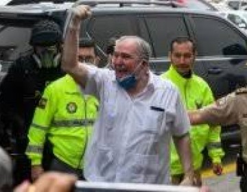 Expresidente Bucaram en prisi&oacute;n domiciliaria por corrupci&oacute;n