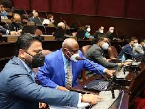 Diputados aprueban modificar ley para permitir pasant&iacute;as m&eacute;dicas en planteles escolares