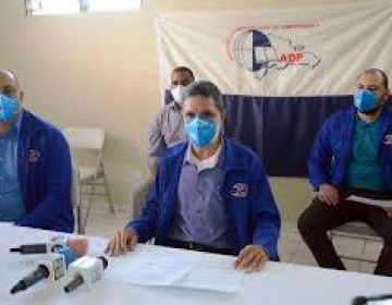 Maestros de Las seccionales de la&nbsp;Asociaci&oacute;n Dominicana de Profesores (ADP)&nbsp;de la provincia Santiago, rechazaron este martes las intenciones de algunos sectores que piden al Ministerio de Educaci&oacute;n el&nbsp;retorno a la docencia presencial