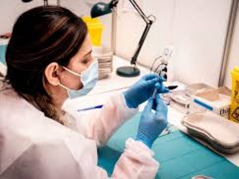 Dinamarca suspende vacunaci&oacute;n con AstraZeneca por posibles efectos de trombos