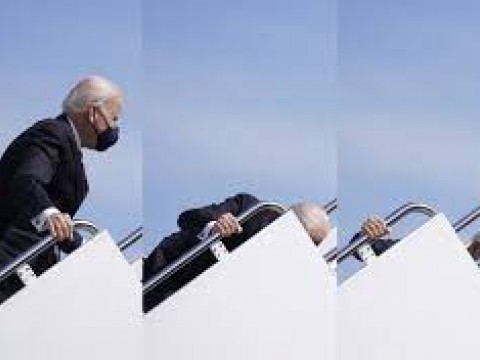 Presididente Biden tropieza al subirse al Air Force One