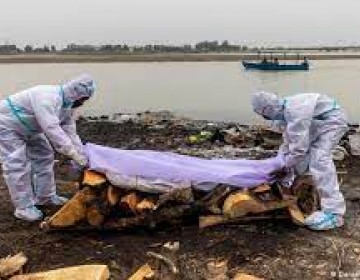 Encuentran decenas de cadáveres en río en la India