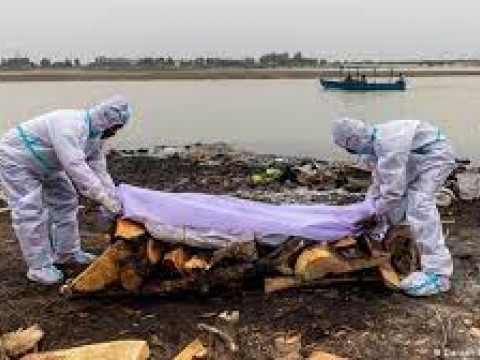 Encuentran decenas de cadáveres en río en la India