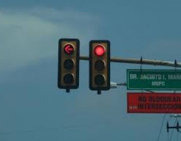 Transe&uacute;ntes reportan aver&iacute;a en sem&aacute;foro de la avenida principal del KM 9