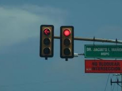 Transe&uacute;ntes reportan aver&iacute;a en sem&aacute;foro de la avenida principal del KM 9