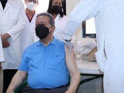 Expresidente Leonel Fernandez recibe segunda dosis de la vacuna contra COVID-19