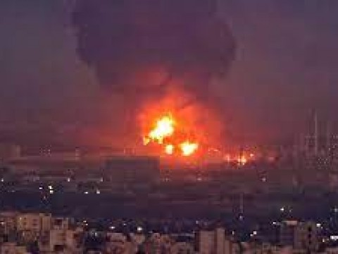 Gran incendio en una refiner&iacute;a petrol&iacute;fera en el sur de Teher&aacute;n