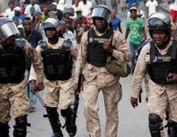Polic&iacute;a haitiana dispersa a tiros a multitud que intentaba cruzar al territorio dominicano por Dajab&oacute;n