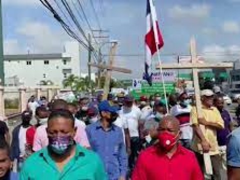 Choferes retornan al Palacio Nacional; reclaman pago de RD$142 millones