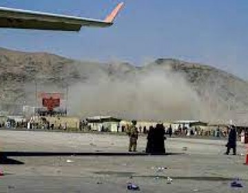 &iexcl;Ahora! Explosi&oacute;n fuera del aeropuerto de Kabul deja 13 muertos 
