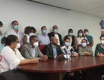 Colegio M&eacute;dico denuncia irregularidades salariales y falta de personal en cuatro hospitales