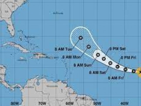 Hurac&aacute;n Larry amenaza con fuertes olas a las Antillas Menores