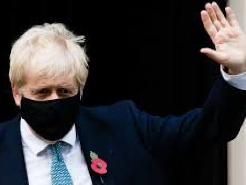 Boris Johnson dice sentirse "bien" al iniciar el aislamiento