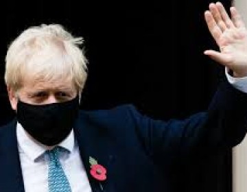 Boris Johnson dice sentirse "bien" al iniciar el aislamiento