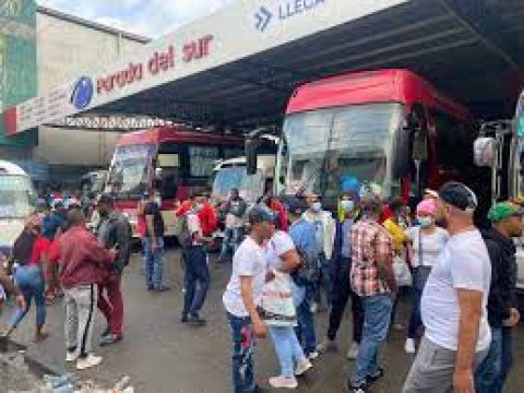Pocos flujo de pasajeros en paradas de autobuses