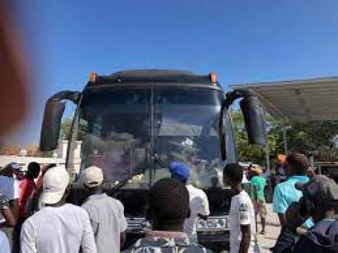 Hombres armados secuestran autob&uacute;s con 50 pasajeros en Hait&iacute; 