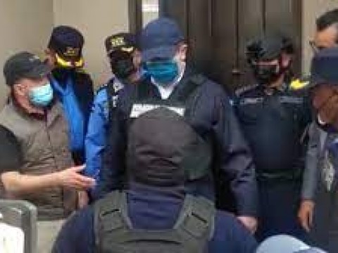 Arrestan al expresidente hondure&ntilde;o Juan Orlando Hern&aacute;ndez