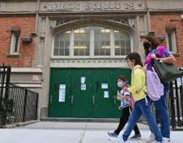 NY anuncia cierre de escuelas por aumento de positividad de COVID-19