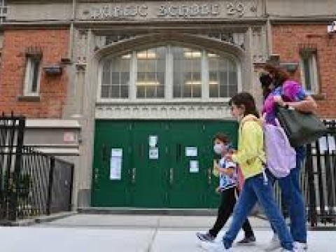 NY anuncia cierre de escuelas por aumento de positividad de COVID-19