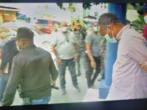 Interrogan a hombre que mato a su esposa e hiri&oacute; a su hijastro