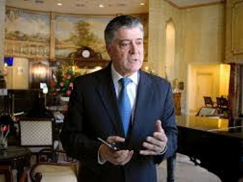 El asesor presidencial Roberto Santana dice: "para enfrentar delitos desde c&aacute;rceles tradicionales no basta con bloqueadores de se&ntilde;ales"