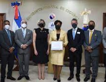 Josefina Castillo recibe galard&oacute;n por alto ranking de capacitaci&oacute;n