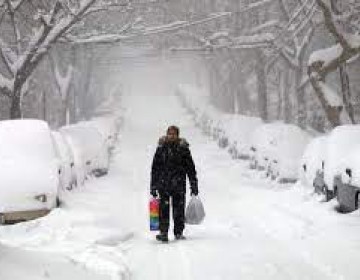 Tormenta invernal sepulta bajo nieve la costa este de EE. UU