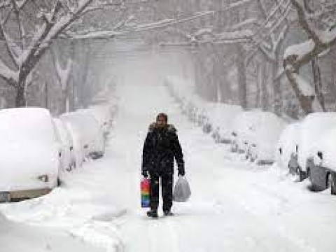 Tormenta invernal sepulta bajo nieve la costa este de EE. UU