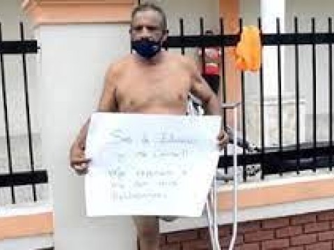 Hombre con discapacidad f&iacute;sica se desnuda en protesta tras ser desvinculado de su trabajo