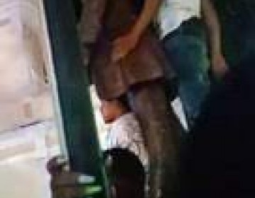 Joven hace baile sensual en estatua de Juan Pablo Duarte